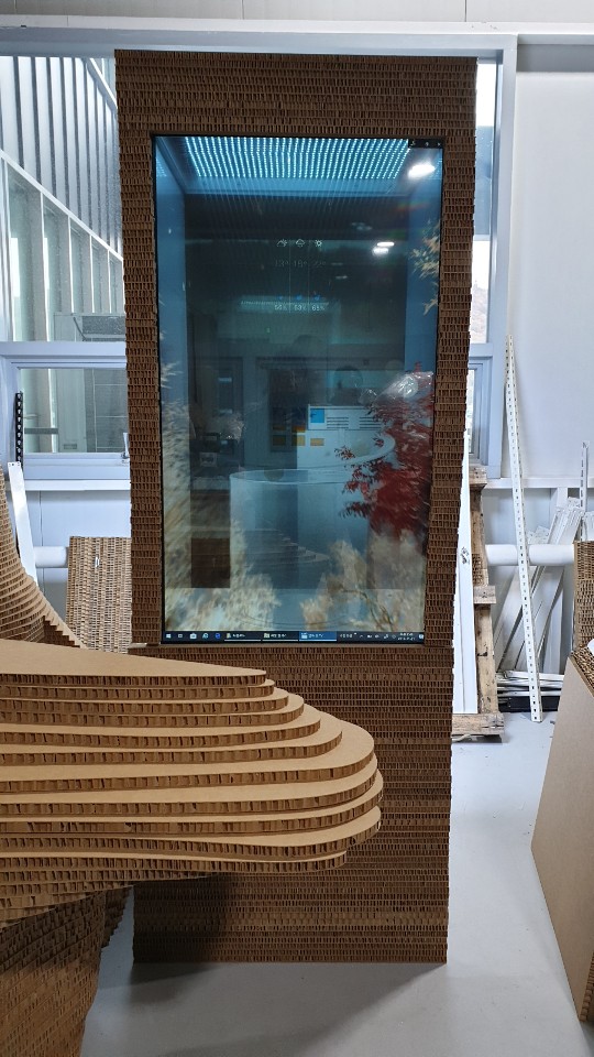 [2019.11] Production and delivery of 55-inch vertical transparent touch showcase...