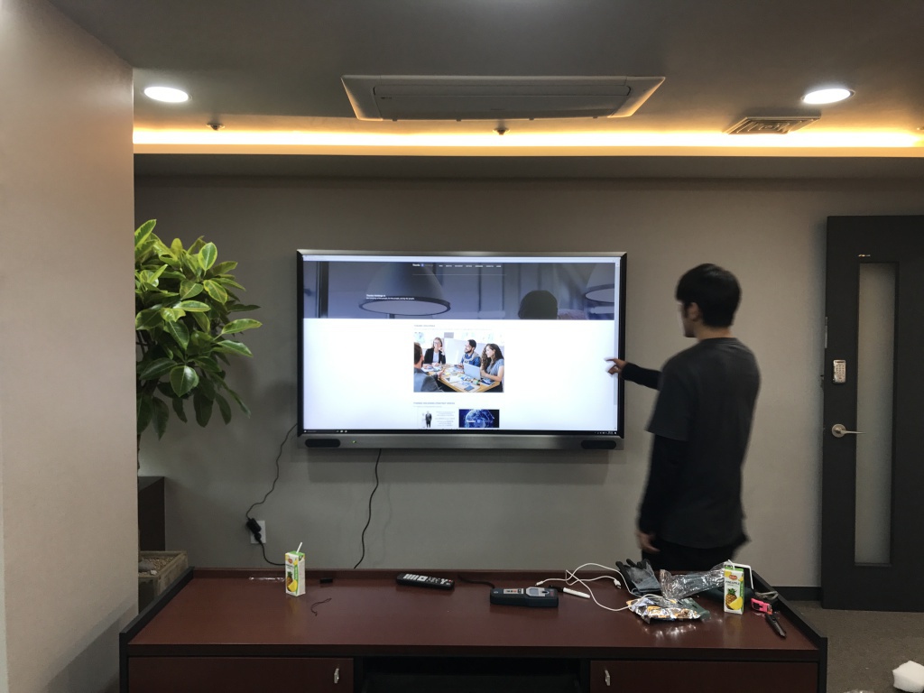 [2019.04] 75-inch UHD touch monitor production and delivery