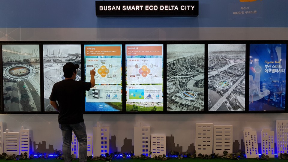 [2019.04] KINTEX Smart City Summit Asia Exhibition 55-inch Touch Monitor Install...