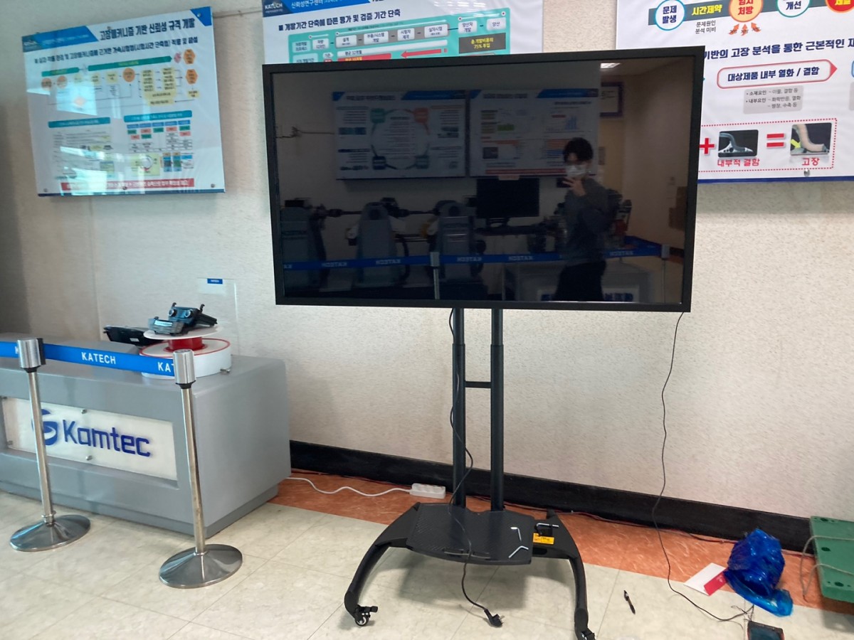 [2021.04] 한국자동차연구원에 65인치 터치 모니터 및 이동형 스탠드 납품