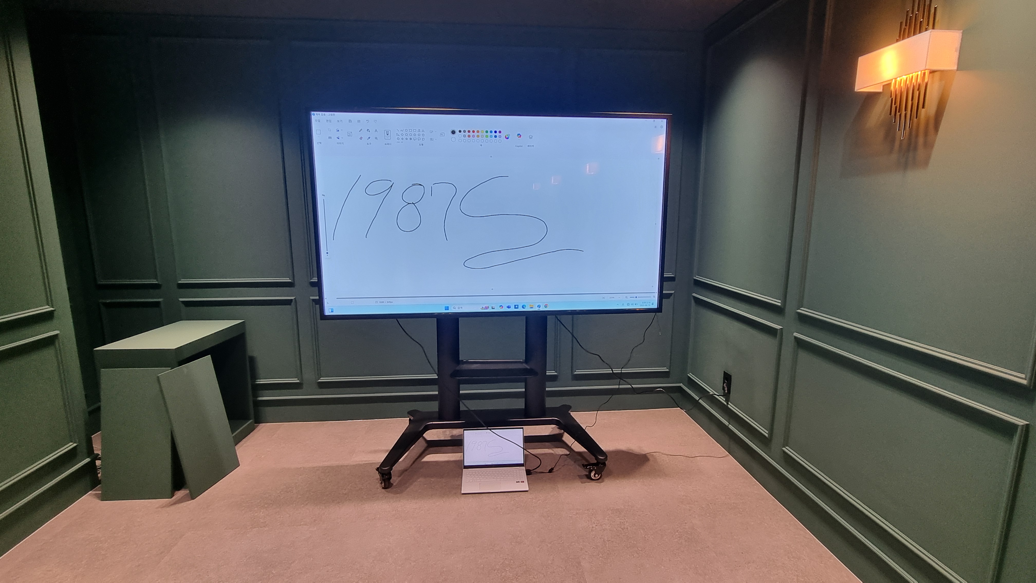 [2025.06] 86인치 터치모니터 이동형스탠드타입 납품/ 1879 부산AI와인스쿨